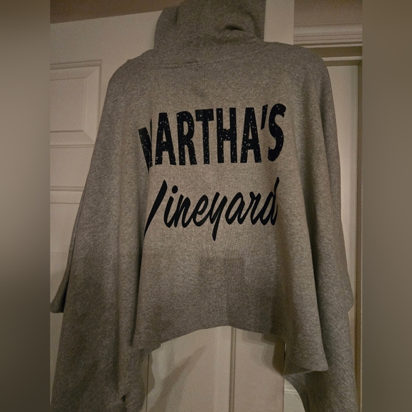 Poncho - Picture 3 of 7